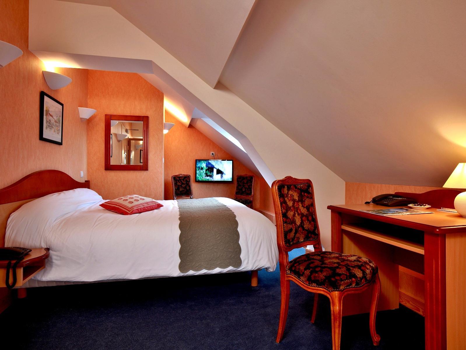 Logis Hotel & Restaurant Des Lacs Celles-sur-Plaine エクステリア 写真