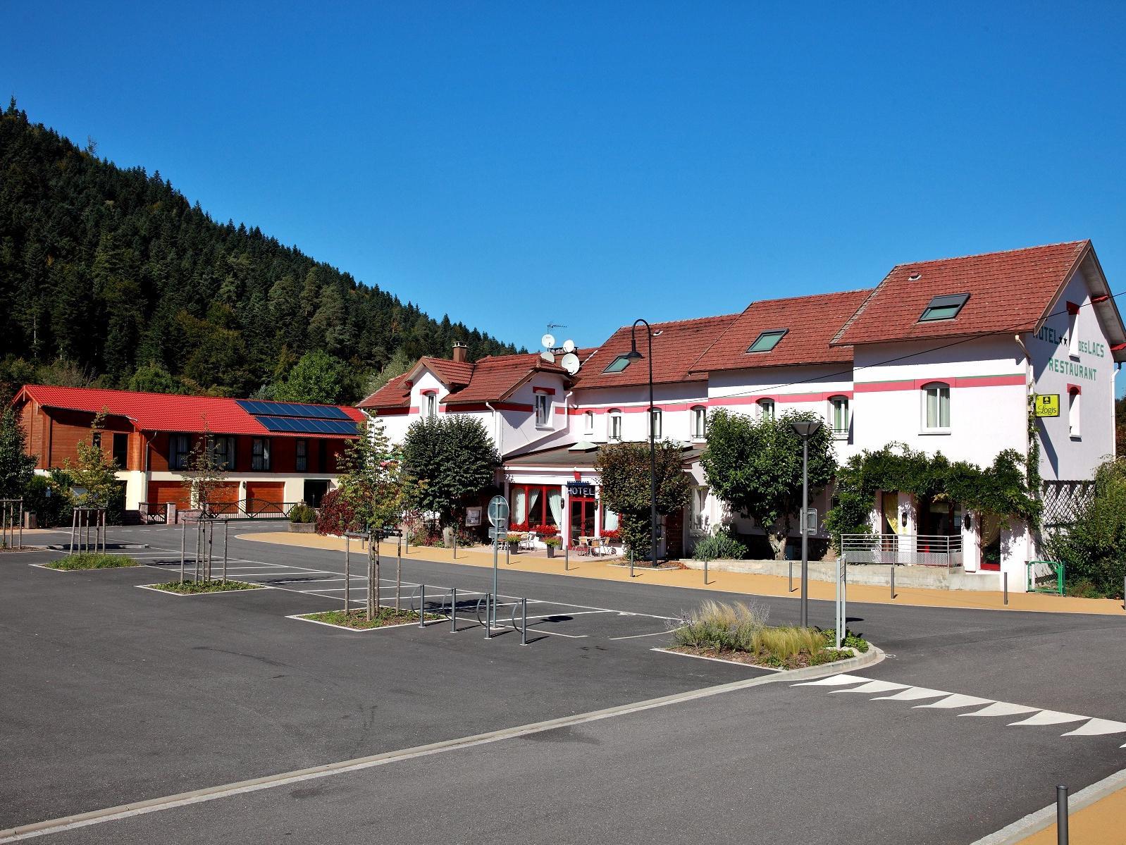 Logis Hotel & Restaurant Des Lacs Celles-sur-Plaine エクステリア 写真