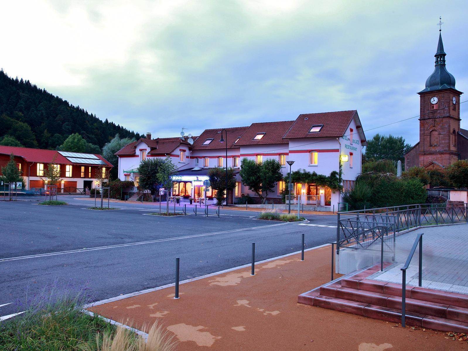 Logis Hotel & Restaurant Des Lacs Celles-sur-Plaine エクステリア 写真