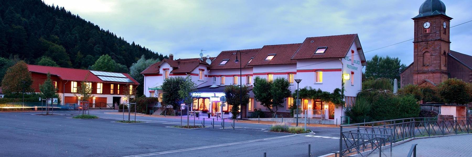 Logis Hotel & Restaurant Des Lacs Celles-sur-Plaine エクステリア 写真