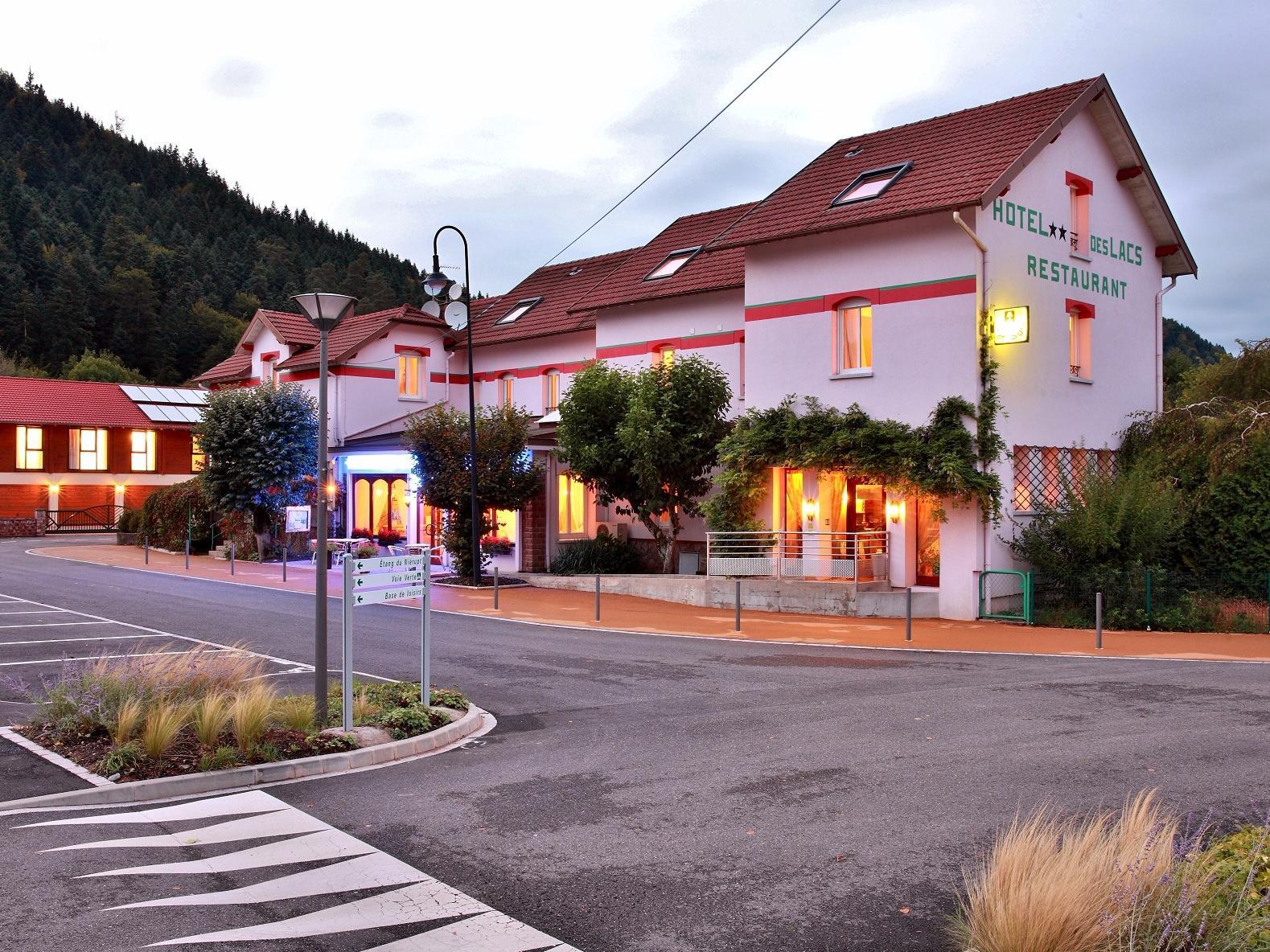 Logis Hotel & Restaurant Des Lacs Celles-sur-Plaine エクステリア 写真
