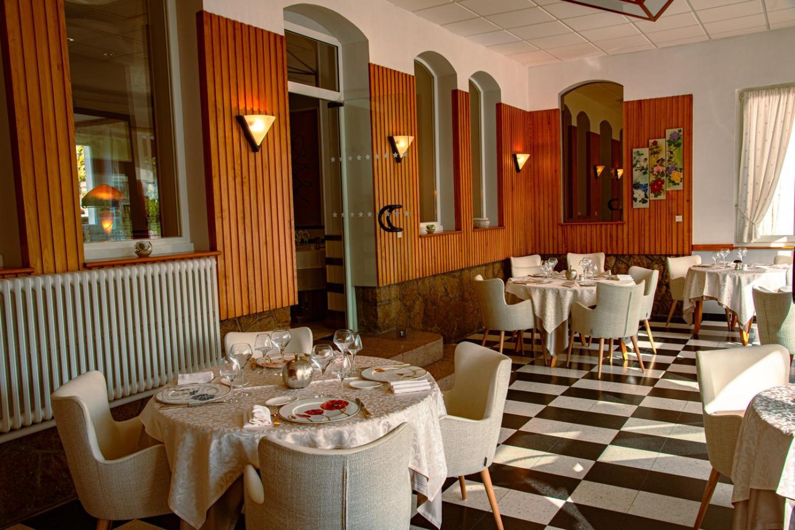 Logis Hotel & Restaurant Des Lacs Celles-sur-Plaine エクステリア 写真