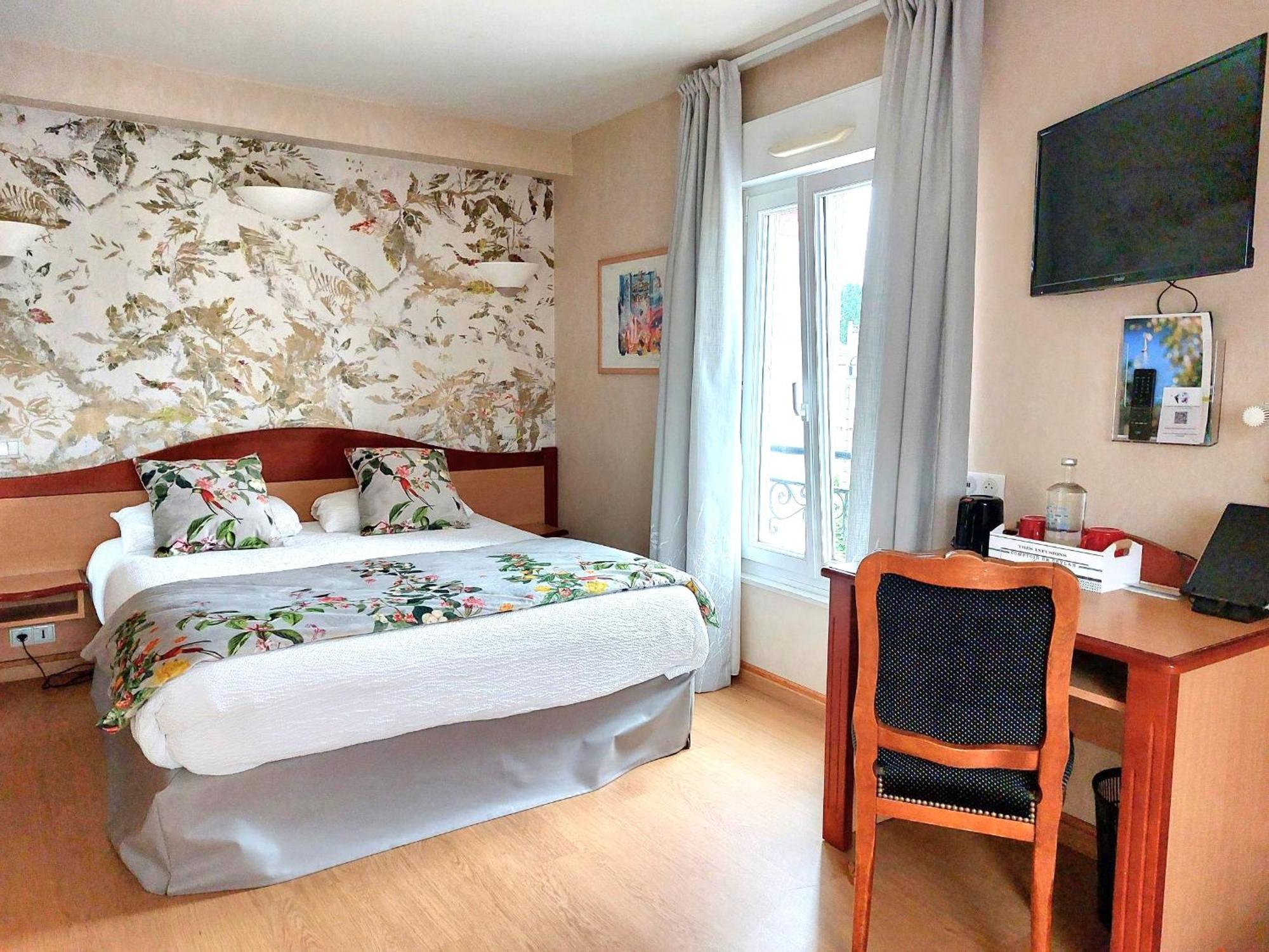 Logis Hotel & Restaurant Des Lacs Celles-sur-Plaine エクステリア 写真