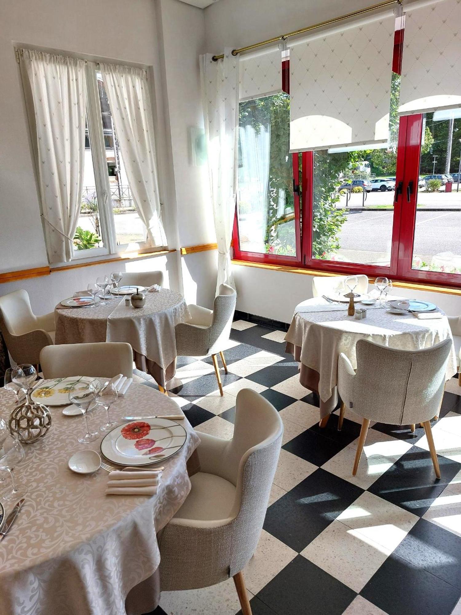 Logis Hotel & Restaurant Des Lacs Celles-sur-Plaine エクステリア 写真