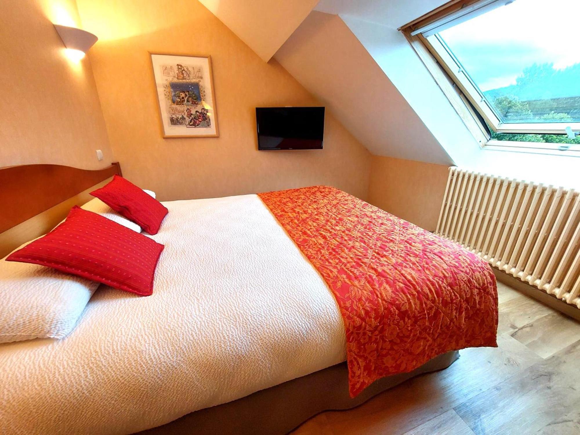 Logis Hotel & Restaurant Des Lacs Celles-sur-Plaine エクステリア 写真