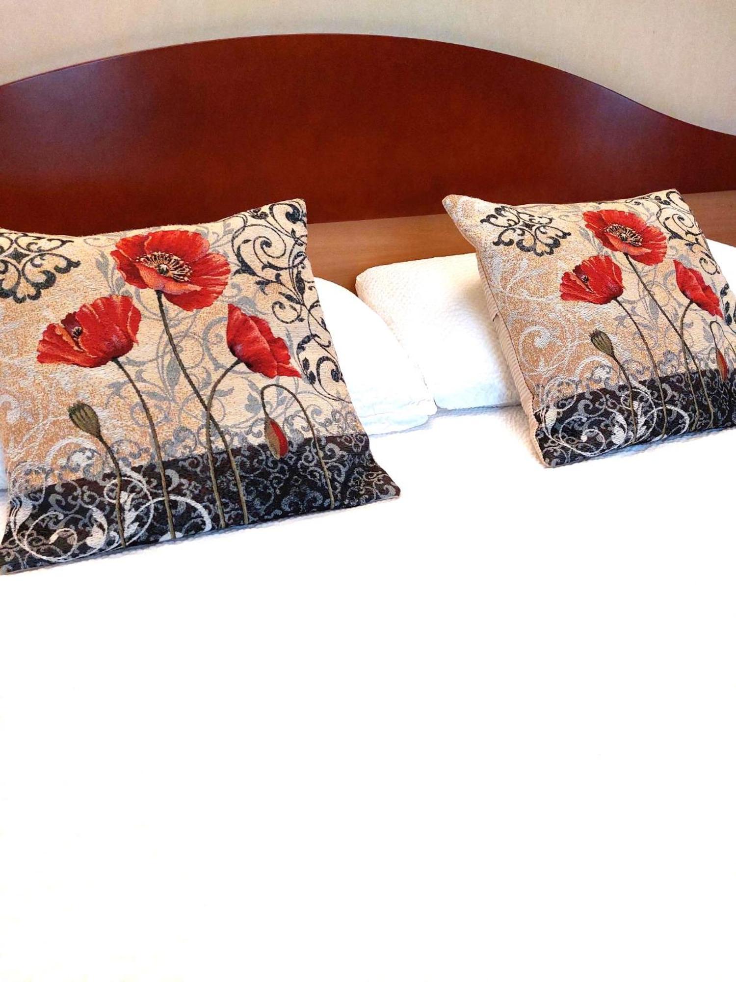 Logis Hotel & Restaurant Des Lacs Celles-sur-Plaine エクステリア 写真