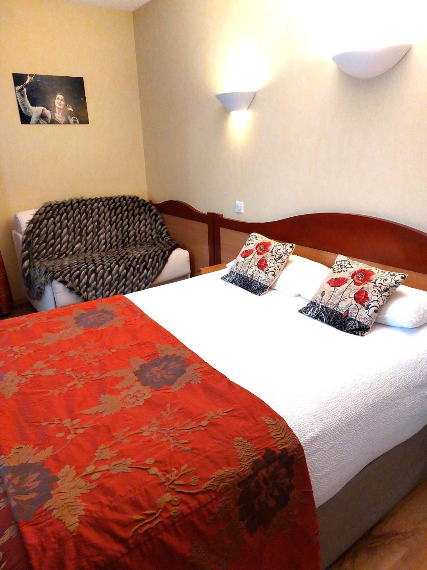 Logis Hotel & Restaurant Des Lacs Celles-sur-Plaine エクステリア 写真