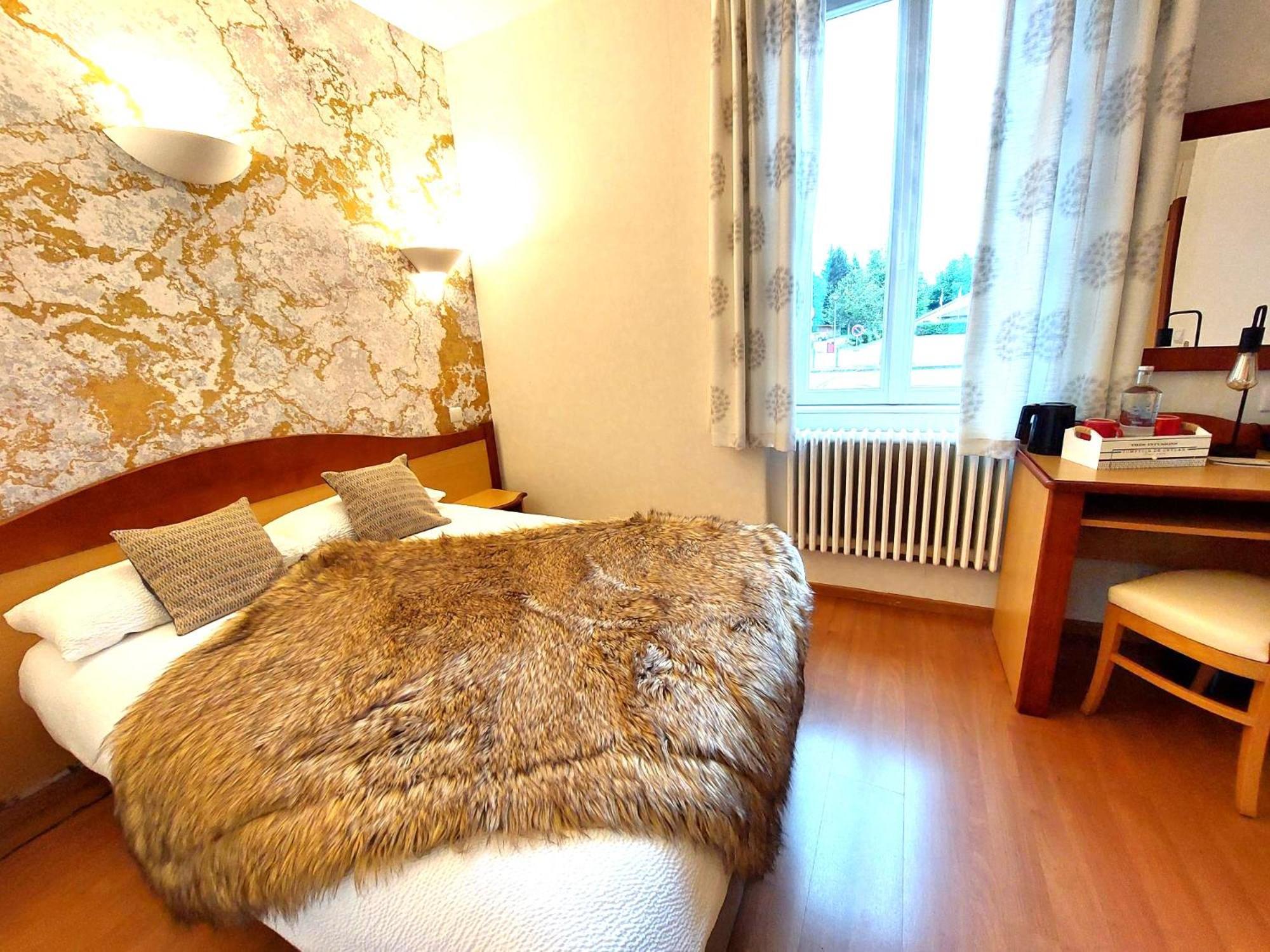 Logis Hotel & Restaurant Des Lacs Celles-sur-Plaine エクステリア 写真