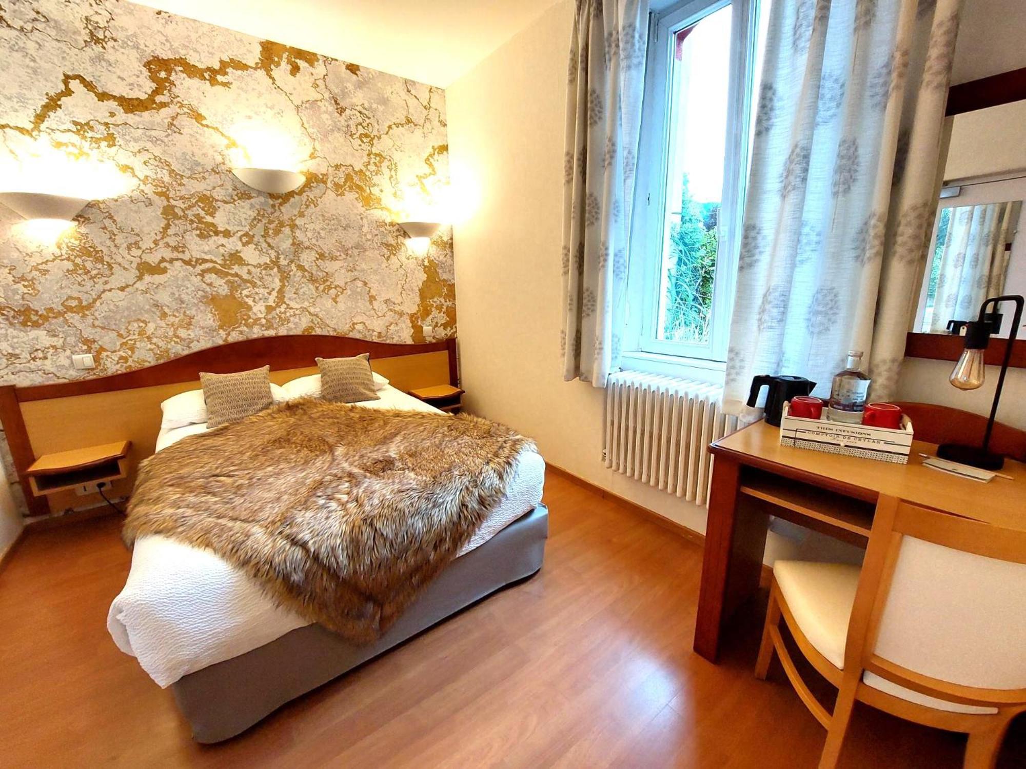 Logis Hotel & Restaurant Des Lacs Celles-sur-Plaine エクステリア 写真