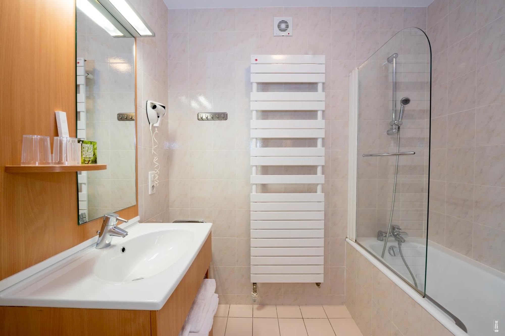 Logis Hotel & Restaurant Des Lacs Celles-sur-Plaine エクステリア 写真