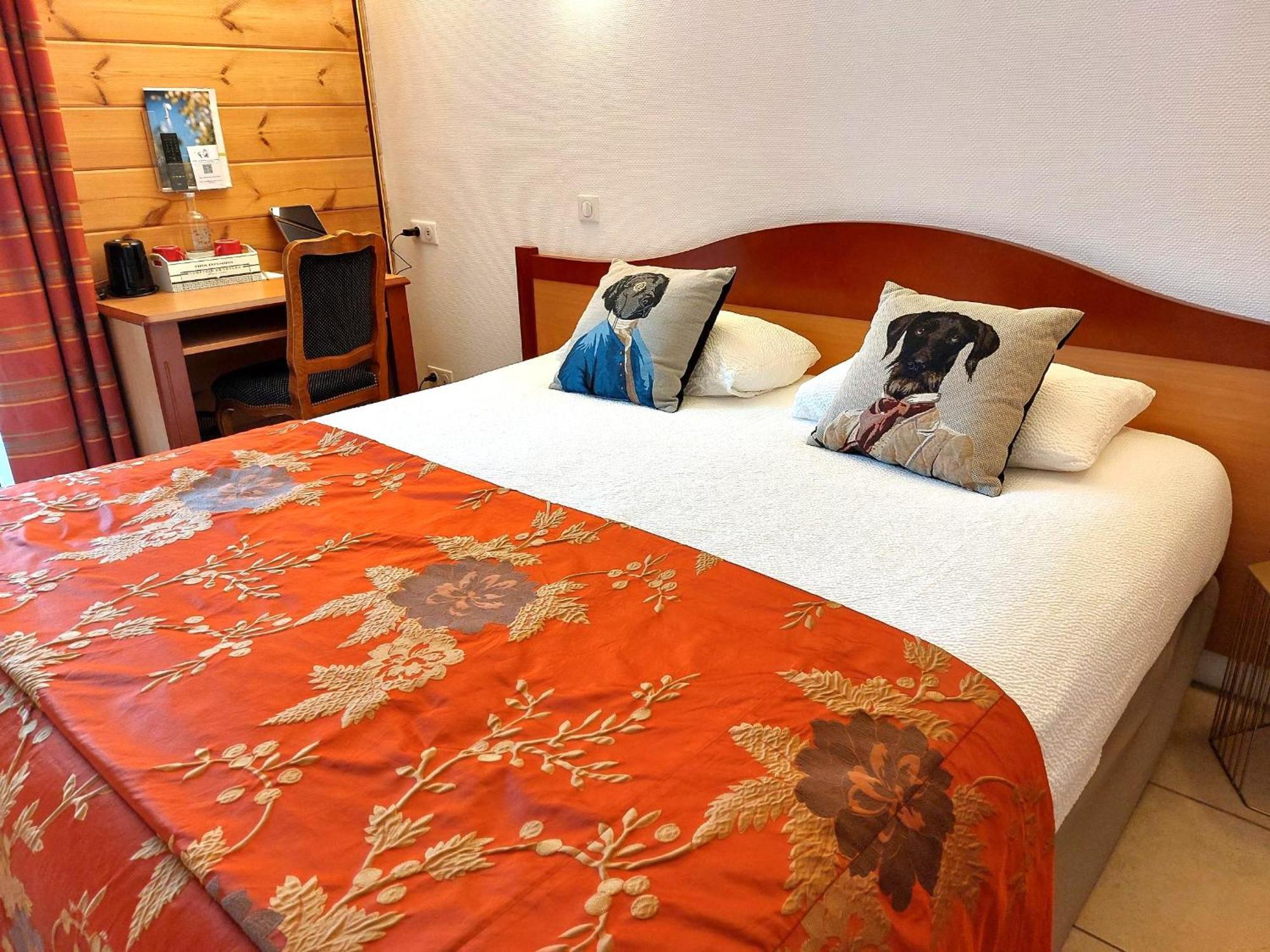 Logis Hotel & Restaurant Des Lacs Celles-sur-Plaine エクステリア 写真