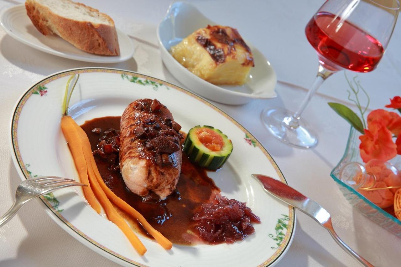 Logis Hotel & Restaurant Des Lacs Celles-sur-Plaine エクステリア 写真