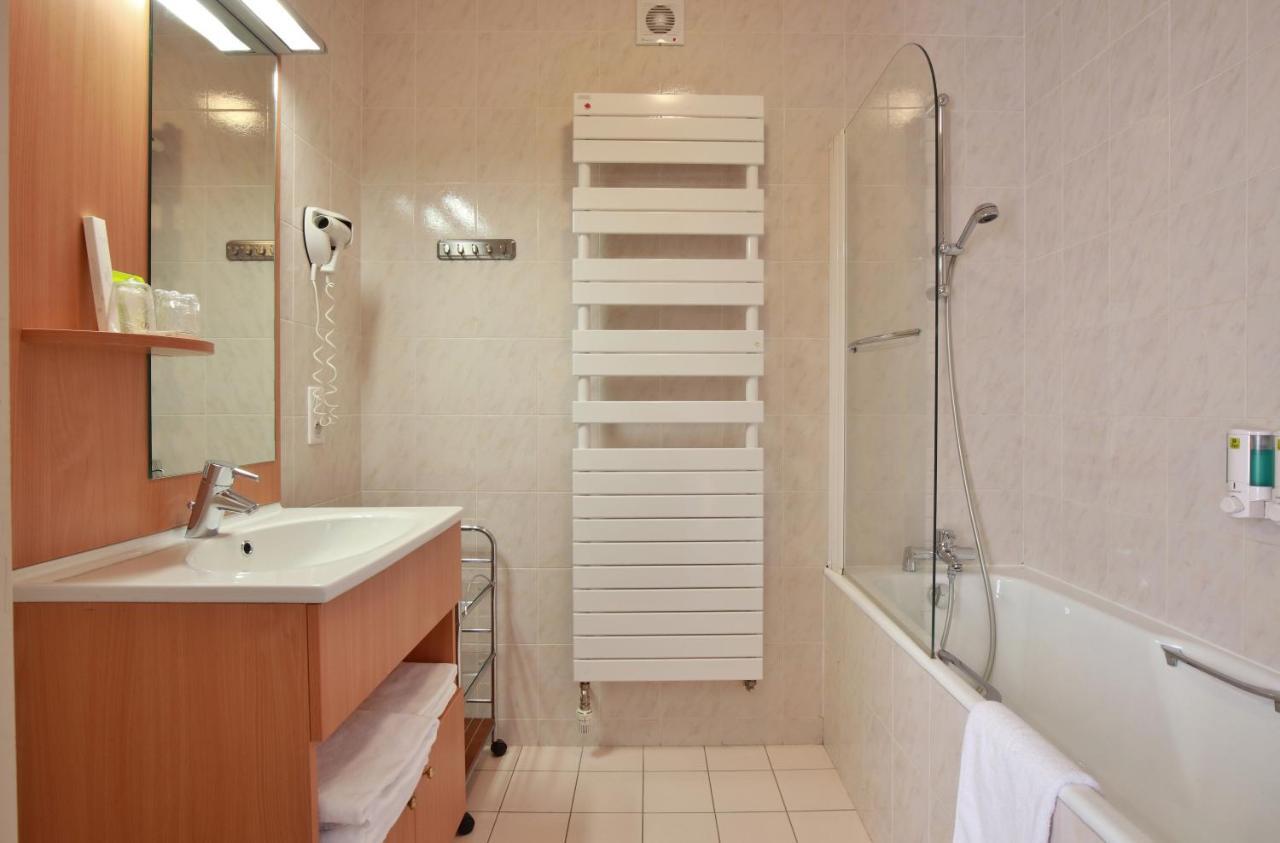 Logis Hotel & Restaurant Des Lacs Celles-sur-Plaine エクステリア 写真